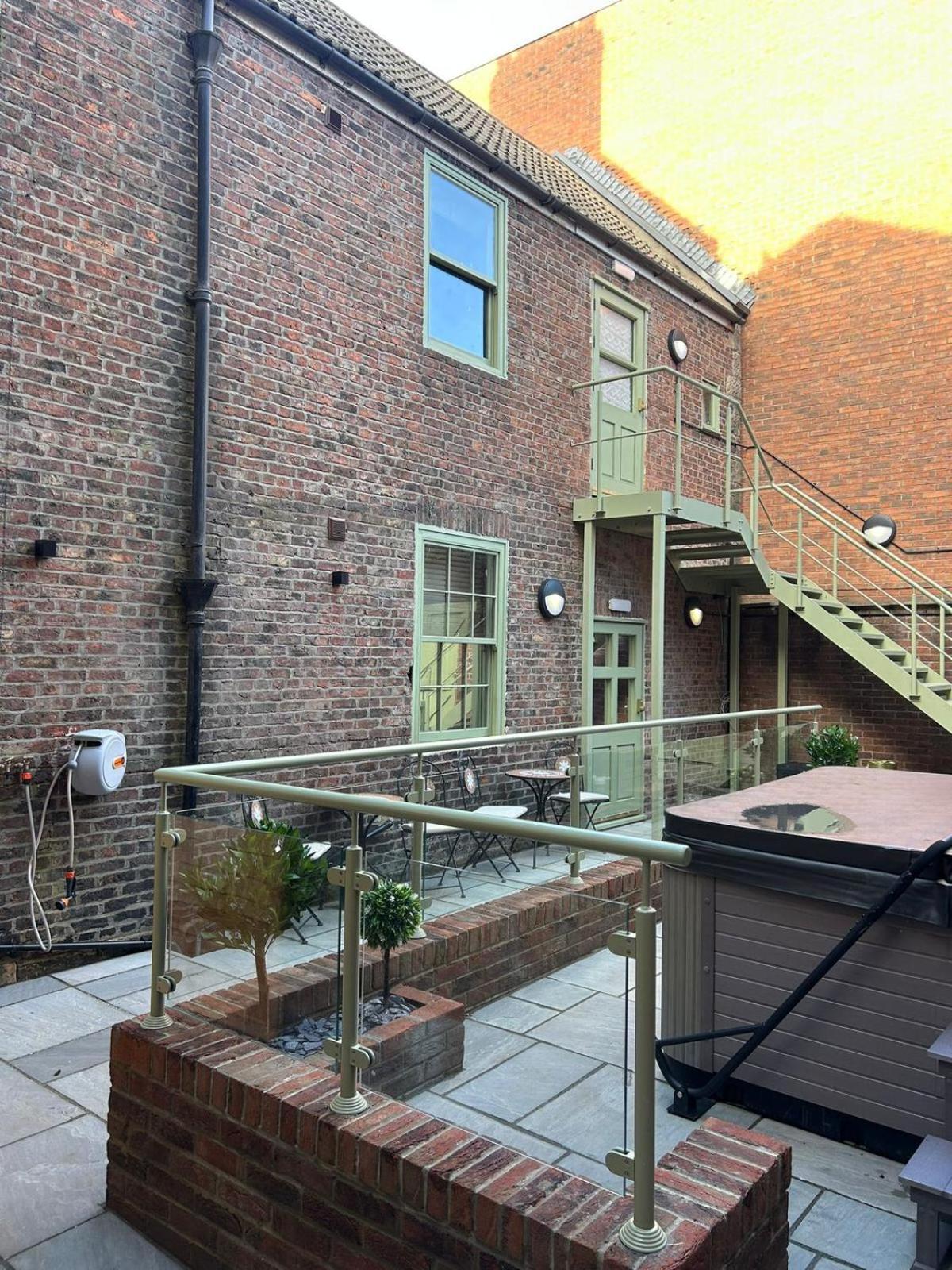 Magistrates Penthouse Suite - Town Centre Apartments With Spa Morpeth Exterior photo